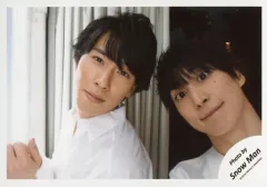 【中古】生写真(ジャニーズ) Snow Man/宮舘涼太・佐久間大介/横型・バストアップ・衣装白・口閉じ・首傾げ・宮館両手曲げ・左向き/「Ｊohnnys’ ISLAND セルフィー」/公式生写真(アイランドストア限定)