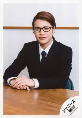 【中古】生写真(ジャニーズ) ジャニーズWEST/中間淳太/バストアップ・座り・衣装黒・白・スーツ・眼鏡・両手重ね/「ジャニーズWEST LIVE TOUR 2019 WESTV!」グッズオフショット/公式生写真