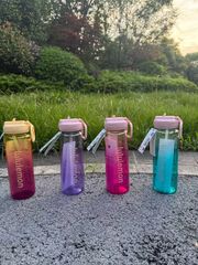 Lululemon水筒ドリンクボトル 軽量構造 直飲み 保冷 保温 アウトドア 補水 ジム 噴霧付きスプレーボトル710ml