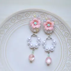 お花　レジン　カボション　パール調ビーズ　ピアス・イヤリング　ピンク　ホワイト　フラワーモチーフのサムネイル