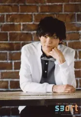 【中古】生写真(ジャニーズ) Hey! Say! JUMP/薮宏太/バストアップ・衣装白・グレー・左手顎・右手机の上・背景レンガ/「Hey! Say! JUMP LIVE TOUR 2014 smart」オリジナルフォト