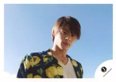 【中古】生写真(ジャニーズ) Mr.King vs Mr.Prince/平野紫耀/横型・バストアップ・衣装黒緑黄・レモン柄・白・体右向き・口閉じ・背景空/16新春 ジャニーズJr. ハワイオフショット/公式生写真