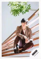 【中古】生写真(ジャニーズ) 嵐/松本潤/全身・座り・衣装チェック柄えんじ色・両手組み・目線左向き/シングル「君のうた」MV＆ジャケ写撮影オフショット/公式生写真