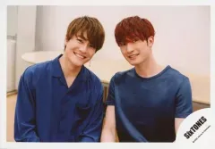 【中古】生写真(ジャニーズ) SixTONES/森本慎太郎・ジェシー/横型・上半身・衣装青・両手下・顔傾げ・笑顔/シングル「NAVIGATOR」MV＆ジャケ写オフショット/公式生写真