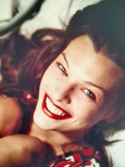 ミラ・ジョヴォヴィッチ 証明書付直筆サイン入りフォトMilla