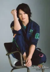 【中古】生写真(ジャニーズ) Hey! Say! JUMP/岡本圭人/全身・座り・衣装青・つなぎデニム・緑・右手上げ・背景グレー/「Hey! Say! JUMP LIVE TOUR 2015 JUMPing CARnival」オリジナルフォト