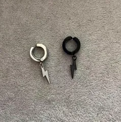 イヤーカフ 稲妻 カミナリ 2点セット ブラック＆シルバー 人気アクセサリー 特価 現品限り ピアス穴不要 イヤリング ステンレス素材 アイドル 芸能人 着用モチーフ