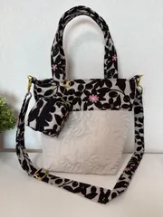 【裁縫ストア・ボヌール】大人かわいい　北欧風花柄　シルエットフラワー　ナチュラルブラウン　トートバッグ　リバーシブル　ミニキャラメルポーチ　ハンドメイド　ショルダーベルト付き / №500-388