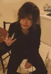 【中古】生写真(男性) ゴールデンボンバー/鬼龍院翔/膝上・衣装黒・右手指立て・座り/HAPPY BIRTHDAY!! 2013.06.20 29TH Anniversary/メモリアルフォトアルバム