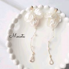 白い花びら らせんパール ピアス/イヤリング