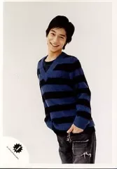 【中古】生写真(ジャニーズ) 関ジャニ∞/錦戸亮/膝上・セーターボーダー青黒・ジーパン・左手ポケット・カメラ目線・背景白/公式生写真
