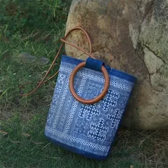SGYP041  ろうけつ染め 天然蠟染バケットバッグ 伝統工芸、幾何学模様と木製ハンドルが美しく調和した限定アイテム 手作り ハンドバッグ バッグ ショルダー プレゼント 草木染 綿麻ギフト
