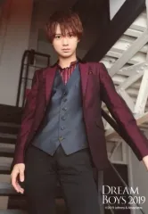 【中古】生写真(ジャニーズ) HiHi Jets/井上瑞稀/膝上・衣装黒・赤・左手手すり/「DREAM BOYS 2019」オリジナルフォト