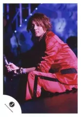 【中古】生写真(ジャニーズ) Kis-My-Ft2/藤ヶ谷太輔/ライブフォト・膝上・座り・衣装赤・体左向き・右手マイク/公式生写真