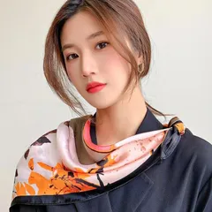 スカーフ バンダナ 正方形 薄手 大きめ 70㎝ 70×70 オレンジ 橙 黒 ブラック 葉っぱ 落ち葉 自然 紅葉 可愛い レディース 春 夏 秋 鞄 持ち手 リボン おしゃれ 首巻き ネッカチーフ プレゼント ギフト 母の日 敬老の日 誕生日 婦人 お洒落