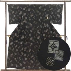 紬 身丈159cm 裄66cm 前幅25cm 後幅30cm 袖丈49cm 袖幅33cm レディース 袷 絣模様 裄長 裄M-Lサイズ 秋冬春用 正絹（シルク）ブラック 美品 リメイク リユース リサイクル【呉服のきくや】
