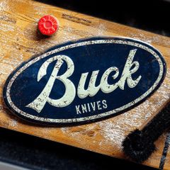 BUCK ブリキ看板 Oval Tin Tacker エンボス加工 BU95306