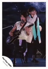 【中古】生写真(ジャニーズ) Hey! Say! JUMP/岡本圭人・山田涼介/ライブフォト・全身・衣装白.黒.緑.紫・眼鏡・岡本楽器.スタンドマイク/公式生写真