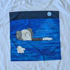 ユニクロ　カウズ　tシャツ　コラボ　２０２３年　海　背面プリント　UNIQLO　KAWS　コンパニオン　COMPANION