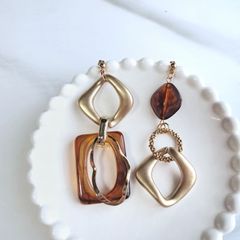 大ぶり 瑚珀 べっ甲 マットゴールド チェーン アシンメトリー ピアス/イヤリング