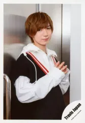 【中古】生写真(ジャニーズ) Travis Japan/七五三掛龍也/上半身・衣装黒.白・両手あわせ・壁に寄りかかり/「Travis Japan LIVE TOUR 2020 ENTER 1234567」グッズオフショット/公式生写真