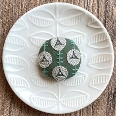 刺繍【ヘアゴム】【ポニーフック】【ブローチ】選べるパーツ　no. 35