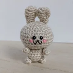 あみぐるみ　うさぎさん　ベージュ　きらぴんくほっぺ　キーホルダー　ハンドメイド