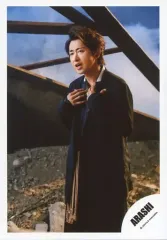 【中古】生写真(ジャニーズ) 嵐/大野智/膝上・衣装紺・両手胸元・体やや左向き/「つなぐ」PV＆ジャケ写撮影オフショット/公式生写真