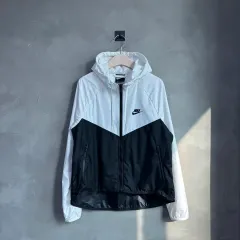 Nike(ナイキ） ウインドランナー ウインドブレーカー 白×黒