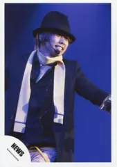 【中古】生写真(ジャニーズ) NEWS/増田貴久/ライブフォト・膝上・衣装黒・帽子・目線右・背景青・白のマフラー/公式生写真