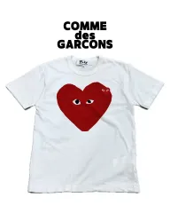 遊びます COMME des GARCONS(コム・デ・ギャルソン) ウーマンズ 赤 エンブレム Tシャツ 白