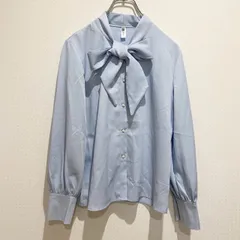 BLUE EAST ブルーイースト　レディース　トップス　シャツ　ブラウス　長袖　ボウタイリボン　デザインボタン　花　フラワー　無地　単色　ライトブルー　サックスブルー　Lサイズ　オフィス　上品　かわいい　きれいめデザイン　SU265h695
