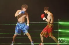 【中古】生写真(ジャニーズ) King ＆ Prince/岸優太・神宮寺勇太/ライブフォト・横型・全身・衣装赤・青・上半身裸・向かい合い・2Lサイズ/「DREAM BOYS 2019」ステージフォト 第2弾