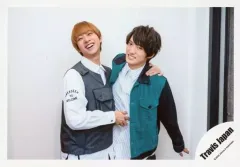 【中古】生写真(ジャニーズ) Travis Japan/中村海人・川島如恵留/横型・上半身・衣装白.グレー.緑.黒・肩組み・中村笑顔/「Travis Japan LIVE TOUR 2020 ENTER 1234567」グッズオフショット/公式生写真
