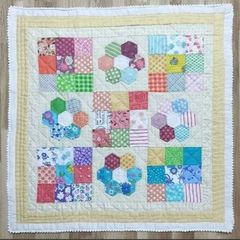 ☆ハンドメイド☆パッチワークキルト・ヘキサゴン・タペストリー