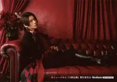 【中古】生写真(男性) 佐藤流司(加州清光)/横型・全身・衣装黒・赤・座り・右向き・ソファ・キャラクターショット/DVD・BD「ミュージカル『刀剣乱舞』 加州清光 単騎出陣2017」アニメイト特典生写真