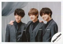 【中古】生写真(ジャニーズ) King ＆ Prince/集合(3人)/横型・バストアップ・衣装グレー・センター平野・肩組み・体左向き/「King ＆ Prince First Concert Tour 2018」グッズオフショット/公式生写真