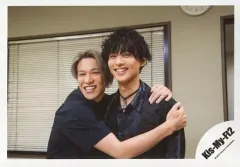 【中古】生写真(ジャニーズ) Kis-My-Ft2/千賀健永・藤ヶ谷太輔/横型・上半身・衣装黒・笑顔・千賀藤ケ谷に抱きつき/シングル「Edge of Days」MVオフショット/公式生写真