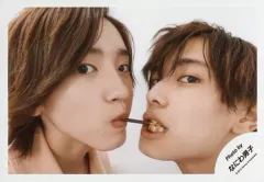 【中古】生写真(ジャニーズ) なにわ男子/道枝駿佑・高橋恭平/横型・顔アップ・ポッキー咥え・道枝口すぼめ・高橋歯見せ・背景白/「ジャニーズJr.8・8祭り～東京ドームから始まる～」セルフィー/公式生写真