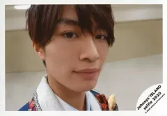 【中古】生写真(ジャニーズ) 美 少年/那須雄登/横型・顔アップ・衣装白・両手下・右向き・口閉じ・背景白/Johnnys’ ISLAND セルフィー 2020/公式生写真