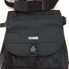 肩掛けバッグ　GUESS