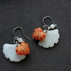 イチョウの葉ともみじのイヤリングORピアス 淡水貝 チェコビーズ　銀杏　紅葉