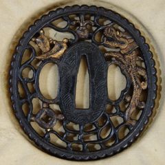 鍔 鐔 ツバ 刀装具 日本刀 刀剣 アンティーク 骨董品 美術品 鍔 【 真鍮地 林亭高士図鍔 】 日本刀 刀装具 鐔 骨董 古美術