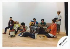 【中古】生写真(ジャニーズ) 関ジャニ∞/集合(7人)/横型・全身・座り・大倉ギター・錦戸立ち・背景白・室内/公式生写真