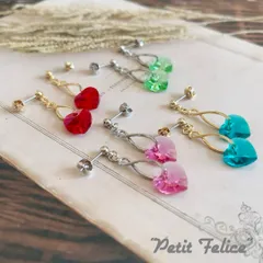 ハート型のクリスタルビーズをねじれバチカンで挟んだピアス ポストタイプ〈全4色〉