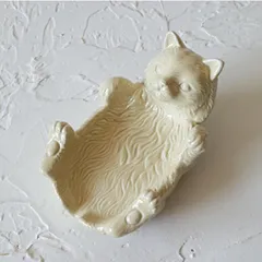 ネコ好きにはたまらないマルチに使えるネコ型のトレイ ベージュ 【 アクセサリートレー ソープトレー 石鹸 ソープディッシュ アクセサリー収納 小物収納 トレー 猫 ねこ ネコ ギフト 雑貨 】