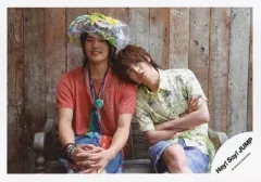 【中古】生写真(ジャニーズ) Hey! Say! JUMP/岡本圭人・有岡大貴/横型・膝上・座り・足組み・有岡腕組み・寄りかかり/公式生写真