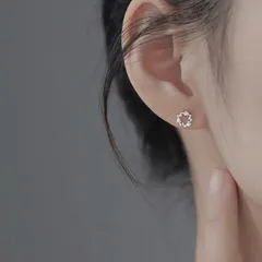 667 かわいいリース型シルバーピアス　高見えジルコニア付きデザイン