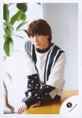 【中古】生写真(ジャニーズ) ジャニーズJr./佐久間大介/上半身・座り・衣装紺白・椅子に両手付く・体正面/17春 ジャニーズJr.「ジャニーズ銀座 2017」グッズ撮影オフショット/公式生写真