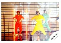 【中古】生写真(ジャニーズ) 関ジャニ∞/渋谷すばる・錦戸亮・大倉忠義/ライブフォト・横型・関ジャニ戦隊∞レンジャー衣装.赤.黄.緑・センター錦戸・両手腰/公式生写真